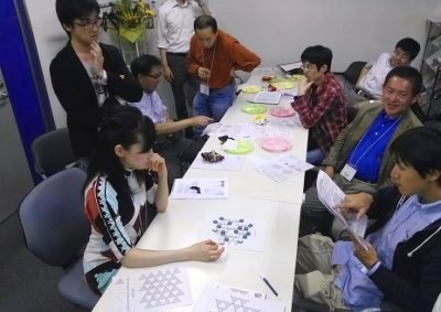 会の様子