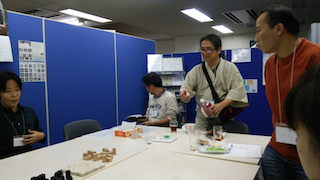 会の様子